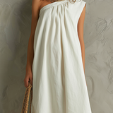Vestido maxi blanco minimalista con un solo hombro y ambiente de resort