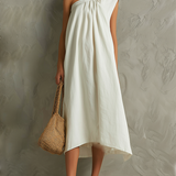 Vestido maxi blanco minimalista con un solo hombro y ambiente de resort